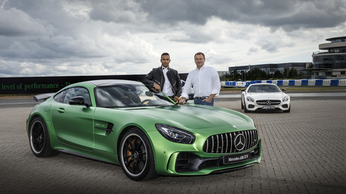 Premiere des Mercedes-AMG GT R in Brooklands: Formel-1-Champion Lewis Hamilton und AMG-Geschäftsführer Tobias Moers (r.).