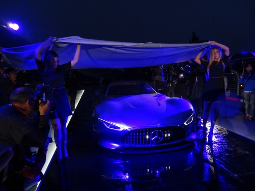 Premiere des Mercedes-Benz AMG Vision Gran Turismo als 1:1-Modell: Dieses Mal mussten die Mädels nicht nur das Auto enthüllen, sonden später auch &quot;beschirmen&quot;.
