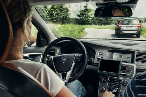 Premiere im neuen Volvo XC90: Das aktive Geschwindigkeitsregelsystem mit Lenkassistent unterstützt den Fahrer dabei, die Fahrspur zu halten und im Verkehr mitzuschwimmen.
