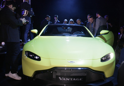 Premiere in London: Aston Martin Vantage.