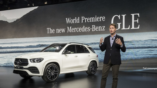 Premiere in Paris: Entwicklungsvorstand Ola Källenius, der im nächsten Jahr neuer Konzernchef werden soll, präsentiert den Mercedes-Benz GLE.