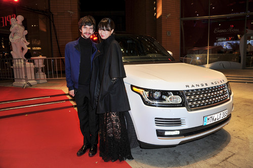 Premiere von „Cloud Atlas“: die Schauspieler Ben Whishaw und Doona Bae vor dem neuen Range Rover.
