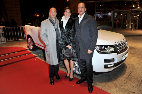 Premiere von „Cloud Atlas“ (von links): Schauspieler Heino Frech mit seiner Frau Marie Jeanette und Land-Rover-Deutschlandchef Peter Gress vor dem neuen Range Rover.