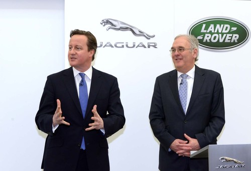 Premierminister David Cameron und Mike Wright, Executive Director, Jaguar Land Rover.  