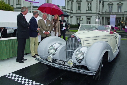 Pricegiving an den Bugatti Typ 57 Gangloff, Best of Show by Jury.