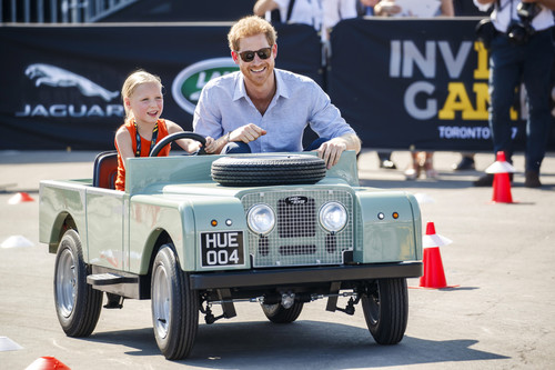 Prinz Harry lässt sich in einem Miniatur-Land-Rover chauffieren (2017).