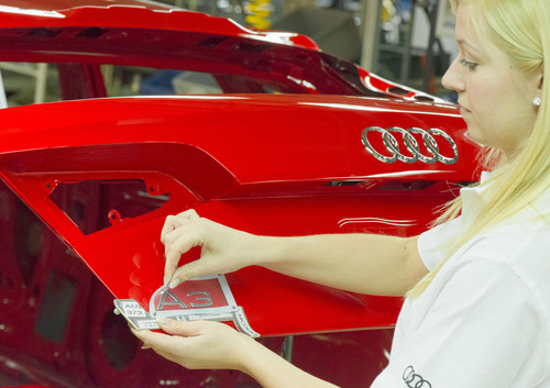 Produktion bei Audi: Ein A3 Sportback in der Lackiererei.