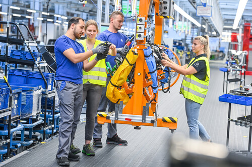 Produktion bei Volkswagen Nutzfahrzeuge (v.l.): Binjamin Ramadani, Pauline Naasner, Aleksej Budke und Patrizia Schablowski nehmen den erweiterten Bandabschnitt der Cockpit-Vormontage in Betrieb.