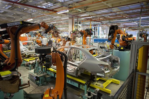 Produktion der C-Klasse im südafrikanischen Mercedes-Benz-Werk East London.