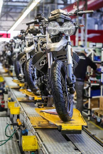 Produktion der Moto Guzzi V85 TT.
