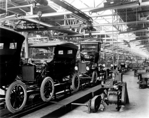 Produktion des Ford T-Modells (1924).