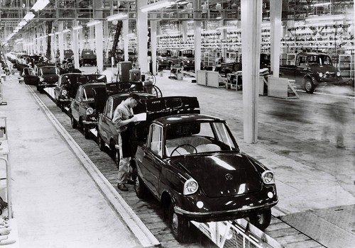 Produktion des Mazda R 360 in den frühen 196oer-Jahren.