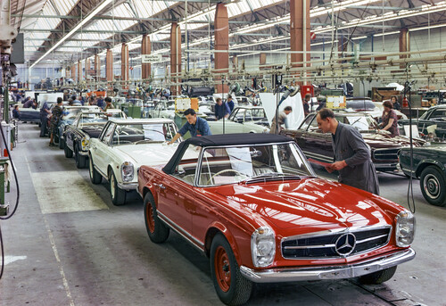 Produktion des Mercedes-Benz 230 SL „Pagode“ (W 113) in Sindelfingen 1964.
