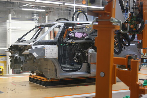 Produktion des VW ID Buzz im Werk Hannover: Ein Roboter setzt das Cockpit ein.
