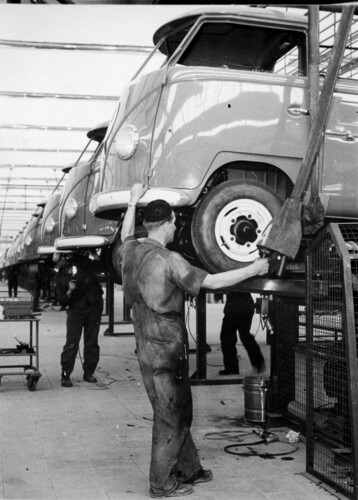 Produktion des VW T1 in Hannover in der zweiten Hälfte der 1950er-Jahre.