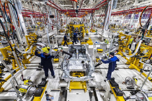 Produktion im Mercedes-Benz-Werk Moscovia bei Moskau.
