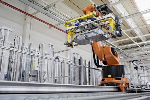 Produktion von Hochvoltbatterien bei Skoda mit Roboterunterstützung.
