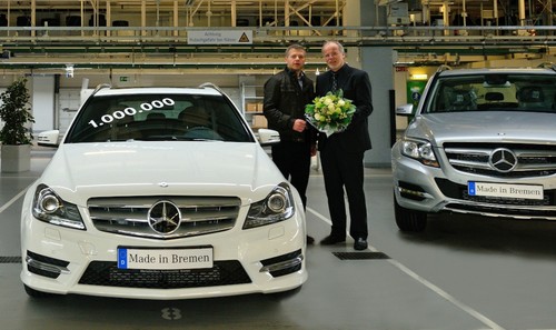 Produktionsjubiläum im Mercedes-Benz-Werk Bremen. Werkleiter Andreas Kellermann (rechts) übergibt die Schlüssel für die einmillionste C-Klasse in der Montagehalle an Torsten Bawey.