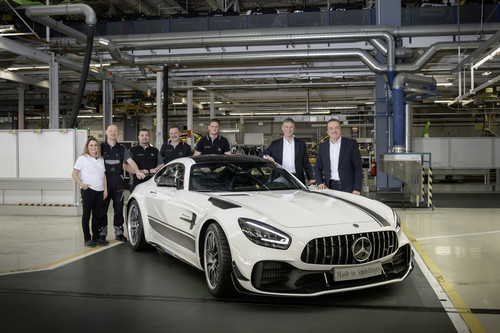 Produktionsleiter und Standortveramntwortlicher Michael Bauer sowie Betriebsratsvorsitzender Ergun Lümali feiern mit dem Fertigungsteam den ersten Mercedes-AMG GT R Pro.