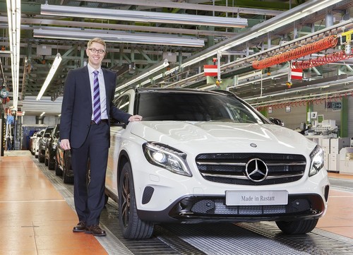 Produktionsstart bei Mercedes‐Benz in Rastatt: Werkleiter Stefan Abraham mit dem neuen GLA.
