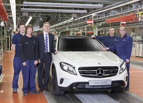 Produktionsstart bei Mercedes‐Benz in Rastatt: Werkleiter Stefan Abraham und Montage‐Mitarbeiter mit dem neuen GLA.
