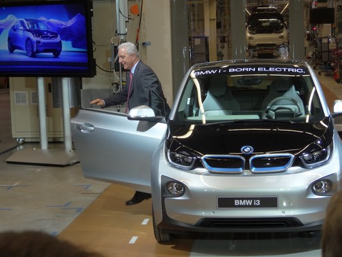 Produktionsstart BMW i3 in Leipzig: Ministerpräsident Stanislaw Tillich nach einer ersten Runde um das Endmontageband.