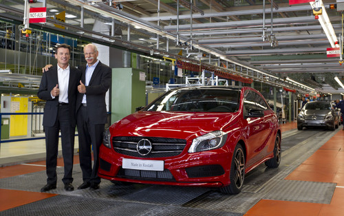 Produktionsstart der neuen Mercedes-Benz A-Klasse im Werk Rastatt: Daimler-Chef Dr. Dieter Zetsche und Produktionsvorstand Dr. Wolfgang Bernhard.