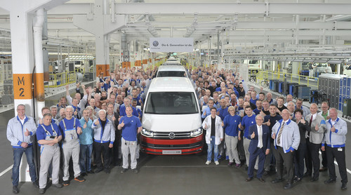 Produktionsstart der T6-Baureihe im Werk Hannover: Mitarbeiter, Werkmanagement und Betriebsrat vor dem ersten Serienmodell.