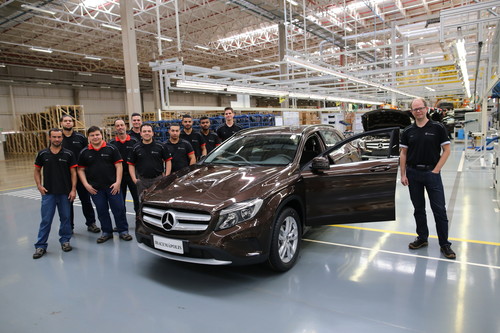 Produktionsstart des GLA im Mercedes-Benz-Werk Iracemápolis (r.: Standortverantwortlicher Chris Wittke).