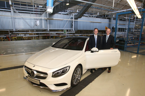 Produktionsstart des neuen S-Klasse Coupés im Mercedes-Benz-Werk Sindelfingen (von links) Dr. Emmerich Schiller, Leiter Montage S-Klasse, und Werkleiter Dr. Willi Reiss.
