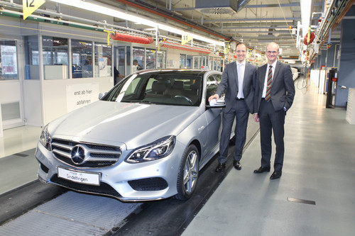 Produktionsstart neue Mercedes-Benz E-Klasse: Werksleiter Dr. Willi Reiss (rechts) und Dr. Emmerich Schiller, Leiter Montage.