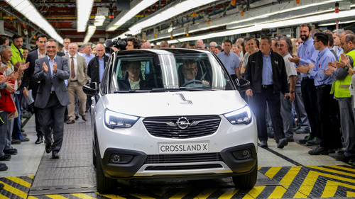 Produktionsstart: Opel-Chef Dr. Karl-Thomas Neumann fuhr in Saragossa den ersten Crossland X vom Band.