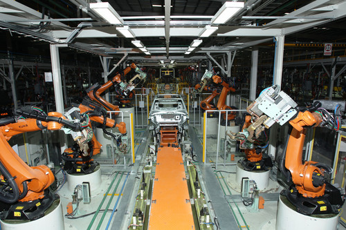 Produktionstest für den Denza mit Schweiß-Robotern im Werk Shenzhen.