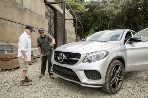 Produzent Frank Marshall (links) und Regisseur Colin Trevorrow bereiten das neue Mercedes-Benz GLE Coupé für den Dreh am Set von „Jurassic World“.