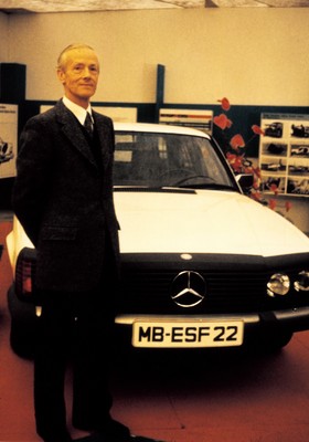 Prof. Dr. Hans Scherenberg neben dem Mercedes-Benz-Experimentier-Sicherheitsfahrzeug ESF 22 bei der Präsentation im März 1973 in Tokio.