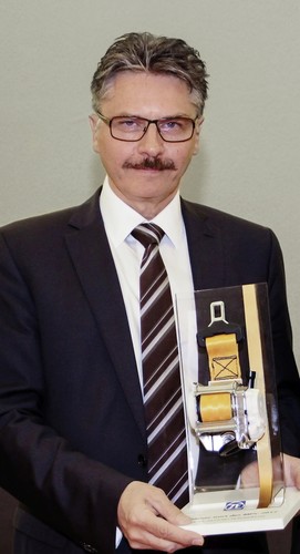 Prof. Dr.-Ing. Rodolfo Schöneburg ist mit dem Verkehrssicherheitspreis „Goldener Gurt“ ausgezeichnet worden.