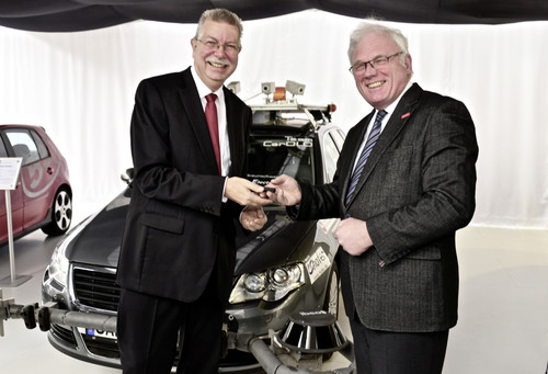 Prof. Dr. Jürgen Hesselbach, Präsident der Technischen 
Universität Braunschweig, überreicht Eberhard Kittler, 
Vorstand der Stiftung Auto-Museum Volkswagen, den symbolischen Schlüssel des Caroline, dem selbstfahrenden Passat.