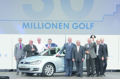 Prof. Dr. Martin Winterkorn präsentiert mit seinen Vorstandskollegen, Werkleitern und Betriebsratschef Bernd Osterloh den 30-millionsten Golf am Tag der offenen Tür im Werk Wolfsburg.