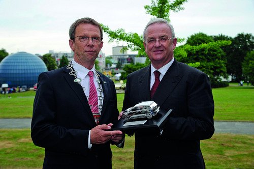 Prof. Dr. Martin Winterkorn überreicht symbolisch das Modell einer Golf-Skulptur an Wolfsburgs Oberbürgermeister Klaus Mohrs.