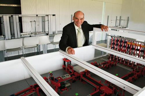 Prof. Dr. Oliver Kunze bei der Eröffnung des Logistik-Labors an der Hochschule Neu-Ulm.
