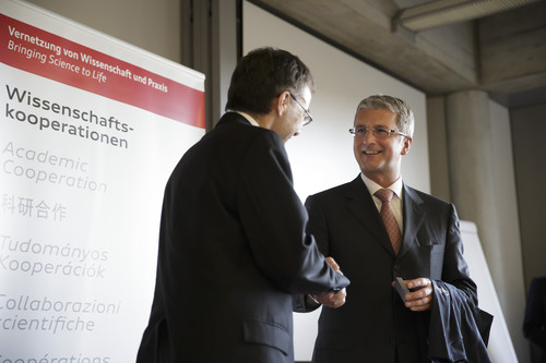 Prof. Dr. Thomas Bieger (li.), Rektor der Universität St.Gallen, und Prof. Rupert Stadler (re.), Vorstandsvorsitzender von Audi, gründen die strategische Wissenschaftskooperation.