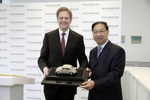 Prof. Jochem Heizmann überreicht dem chinesischen Botschafter Shi Mingde ein Automodell als Gastgeschenk.