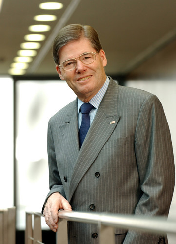 Professor Dr.-Ing. Hermann Scholl
Vorsitzender des Aufsichtsrats der Robert Bosch GmbH und der
Gesellschafterversammlung der Robert Bosch Industrietreuhand
KG.