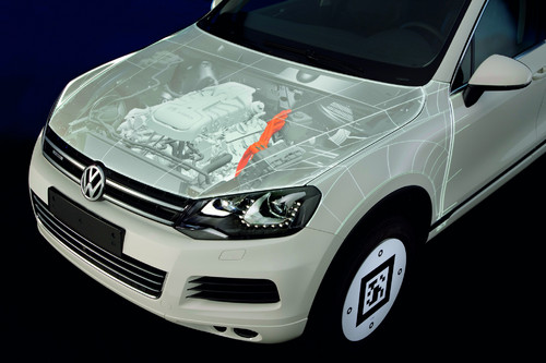 Projektionsbasiertes Augmented Reality: Frontansicht des VW Touareg Hybrid mit Motorblock und Hochspannungsleitung.