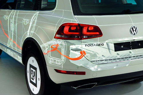 Projektionsbasiertes Augmented Reality: Heckansicht des VW Touareg Hybrid mit Batterie und Hochspannungsleitung.