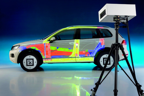 Projektionsbasiertes Augmented Reality: Seitenansicht des VW Touareg Hybrid mit der Karosseriestruktur.