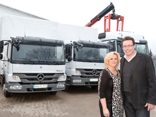 Prokuristin Birgitt Becker und der geschäftsführende LTG-Gesellschafter Manfred Graffe nehmen die ersten Mercedes-Benz Atego in Empfang.