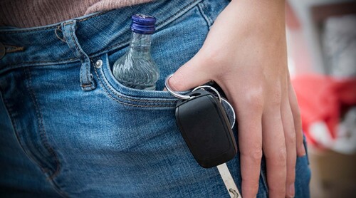 Promillegrenze hin oder her: Wer Alkohol trinkt, sollte grundsätzlich den Autoschlüssel besser in der Tasche lassen.
