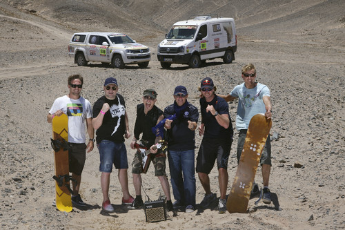 Prominente Gäste bei Volkswagen während der Rallye Dakar 2012 (von links): Robby Swift, Dariusz Michalczweski, Rudolf Schenker, Jacky Ickx, Björn Dunkerbeck und Klaas Voget.