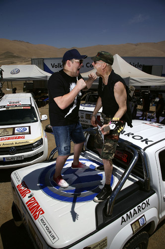 Prominente Gäste von Volkswagen bei der Rallye Dakar: Dariusz Michalczweski (links) und Rudolf Schenker.